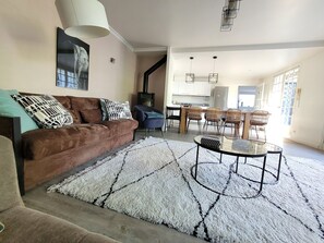 Smart TV, fireplace - Maison Familiale,poêlé Bois,jardin. Proche Paris/dysneyland.animaux Acceptés (Neuilly-Plaisance)