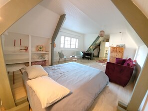 5 bedrooms, iron/ironing board, WiFi, bed sheets