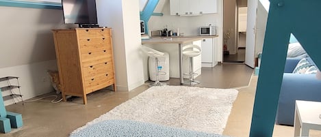 5 bedrooms, iron/ironing board, WiFi, bed sheets
