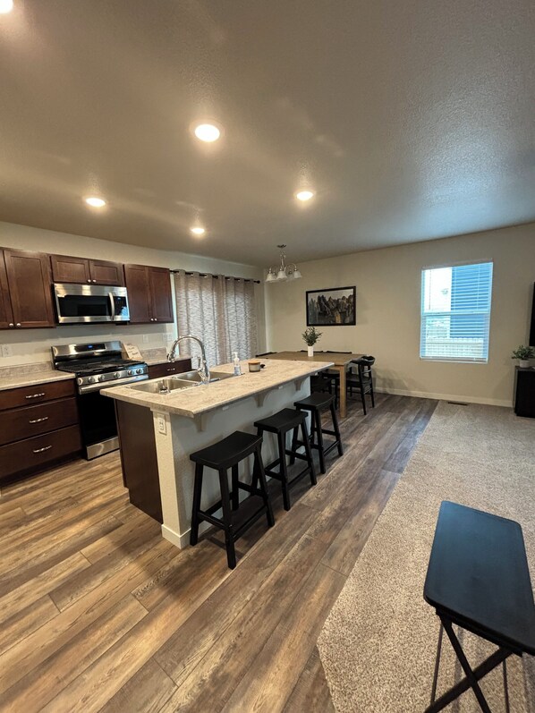 Kylskåp, mikrovågsugn, ugn och spishäll