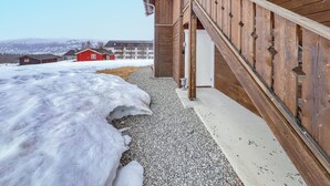 A wooden building with a gravel pathway leading to a door. - 3 bedroom cozy apartment in Gålå (Gålå)