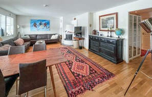 Smart TV, fireplace