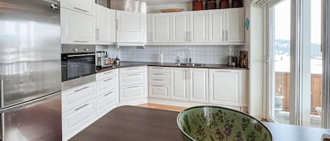 Fridge, oven, stovetop, dishwasher