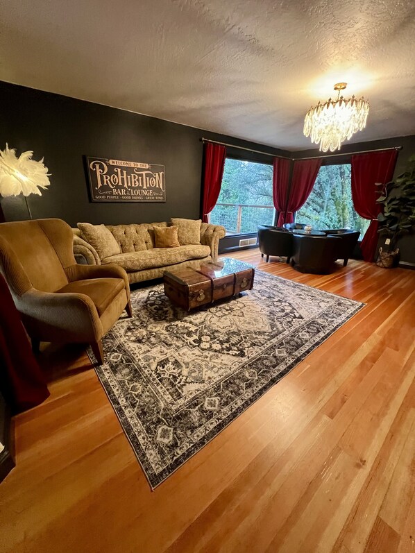 Smart TV, books, computer monitors - The Prohibition Hideaway- 1920s themed home! 7 min walk to downtown Nevada City (Nevada City)