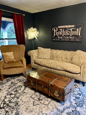 Smart TV, books, computer monitors - The Prohibition Hideaway- 1920s themed home! 7 min walk to downtown Nevada City (Nevada City)