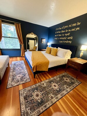4 bedrooms, desk, iron/ironing board, travel cot - The Prohibition Hideaway- 1920s themed home! 7 min walk to downtown Nevada City (Nevada City)