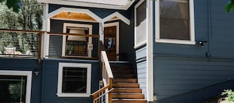 The Prohibition Hideaway- 1920s themed home! 7 min walk to downtown Nevada City