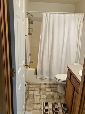 Douche, serviettes fournies, papier toilette