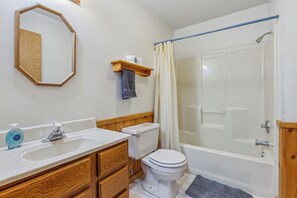 Een haardroger, handdoeken