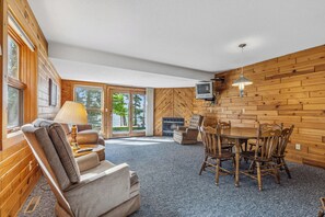 Una televisión, una chimenea