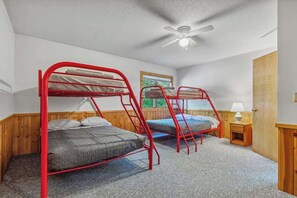 3 habitaciones, tabla de planchar con plancha y cuna de viaje 
