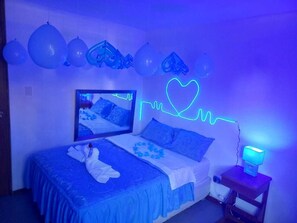 Espaço de trabalho para notebook, Wi-Fi de cortesia, roupa de cama