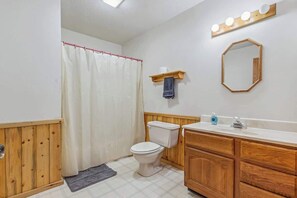 Douche, sèche-cheveux, serviettes fournies