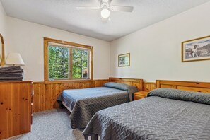 4 slaapkamers, een strijkplank/strijkijzer, reisbedje, gratis wifi