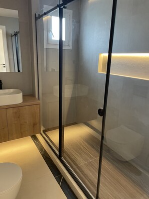 Dusche, Haartrockner, Handtücher, Seife