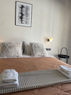 2 bedrooms, iron/ironing board, travel cot, WiFi