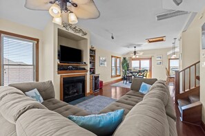 Televisión, reproductor de DVD, videoteca y estéreo 