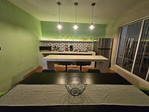 Kylskåp, mikrovågsugn, kaffe- och tebryggare och grytor/köksredskap