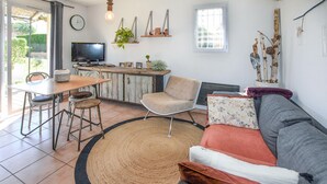 Un espace de vie moderne comprenant un coin repas, un canapé et un téléviseur.