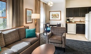 Een televisie, een dvd-speler en een stereo