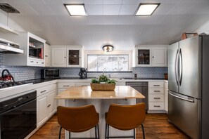 雪櫃、微波爐、焗爐、爐具