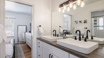 3 bedrooms, desk, WiFi, bed sheets