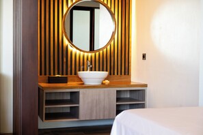 6 Schlafzimmer, Zimmersafe, Schreibtisch, Bügeleisen/Bügelbrett