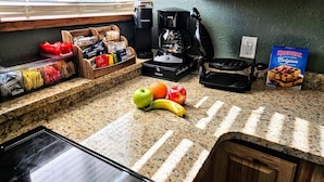 Coffee/tea maker, fridge, microwave, oven - Private Cabin, Breakfast, Dbl Tub, 75`TV, Kayak, WD, BBQ (West Point)