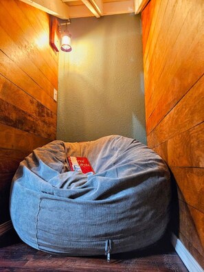 Interior - Private Cabin, Breakfast, Dbl Tub, 75`TV, Kayak, WD, BBQ (West Point)