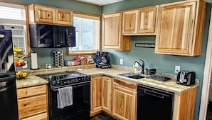 Coffee/tea maker, fridge, microwave, oven - Private Cabin, Breakfast, Dbl Tub, 75`TV, Kayak, WD, BBQ (West Point)