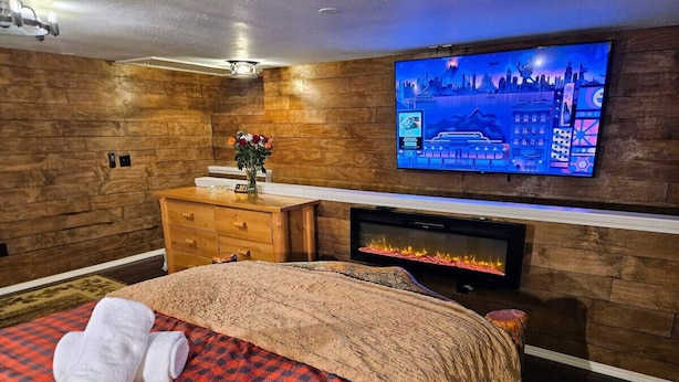 1 bedroom, iron/ironing board, travel cot, WiFi - Private Cabin, Breakfast, Dbl Tub, 75`TV, Kayak, WD, BBQ (West Point)
