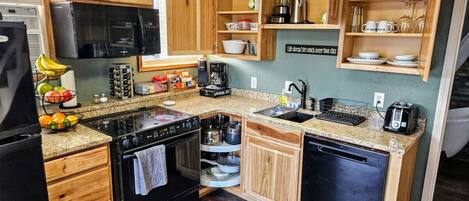 雪櫃、微波爐、焗爐、爐具