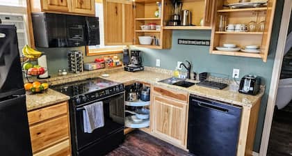 Private Cabin, Breakfast, Dbl Tub, 75"TV, Kayak, WD, BBQ