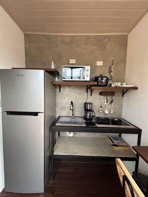 Een koelkast, een magnetron, een koffiezetapparaat/waterkoker