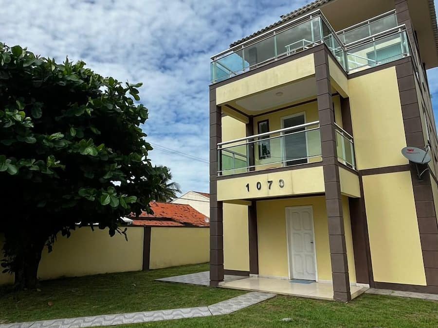 Un edificio de dos plantas con un balcón, una puerta y el número 1070.