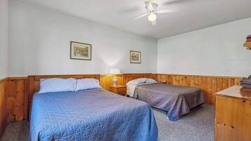 3 chambres, fer et planche à repasser, lit de bébé portatif