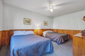 3 habitaciones, tabla de planchar con plancha y cuna de viaje 