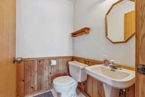 Shower, hair dryer, towels - Lakeside Condo #14 3BR 3BA Timberlane Resort (Park Rapids)