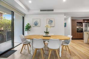 Dining - 2 min walk to beach, single level apartment with pool (Noosa)
