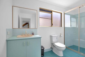 Secadora de cabello, toallas, papel de baño 