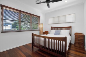 4 habitaciones, escritorio y tabla de planchar con plancha 