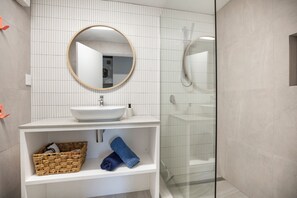 Douche, sèche-cheveux, serviettes fournies, papier toilette