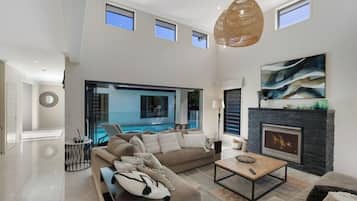 Smart TV, fireplace, books, stereo