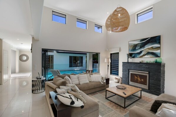 Smart TV, fireplace, books, stereo