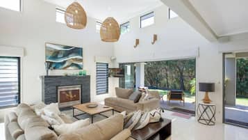 Smart TV, fireplace, books, stereo