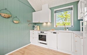 Fridge, stovetop, dishwasher, coffee/tea maker - Awesome home in Give with WiFi (Give)