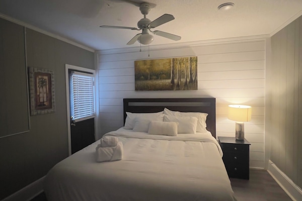 1 bedroom, desk, iron/ironing board, WiFi
