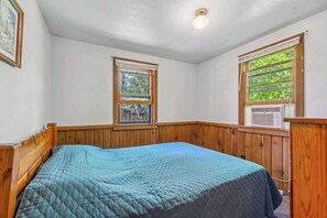 2 bedrooms, iron/ironing board, travel cot, free WiFi