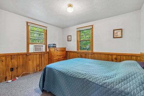 2 bedrooms, iron/ironing board, travel cot, free WiFi