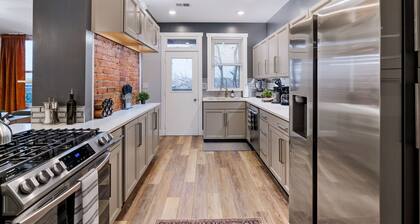 Spacious Mount Washington Retreat – King Bed, Gym, 2 Decks & Skyline Views